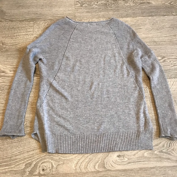 💚4 for $30💚 LIKE NEW! Jean Machine Gray Lightweight Sweater - Picture 6 of 9
